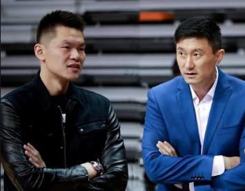 他们身后，则是新加坡的标志景点鱼尾狮，只是这一次，鱼尾狮双眼冒出绿光，透露出骇人之气，结合预告片中，鱼尾狮口中吐出红色血水的镜头，这一次柯南面对的必将又是一场恶战